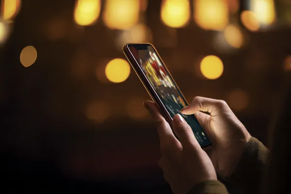 HI76 Casino Games — Enjoy nonstop entertainment A close-up shot of golden coins falling around a spinning roulette wheel, representing immersive casino action at HI76.